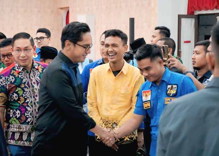 Wali kota Medan, Rico Tri Putra Bayu Waas (kiri) saat acara Silaturahmi Pemuda yang digelar KNPI Medan di Gedung PKK Medan.(Satunusantara news/HO-Diskominfo Medan).