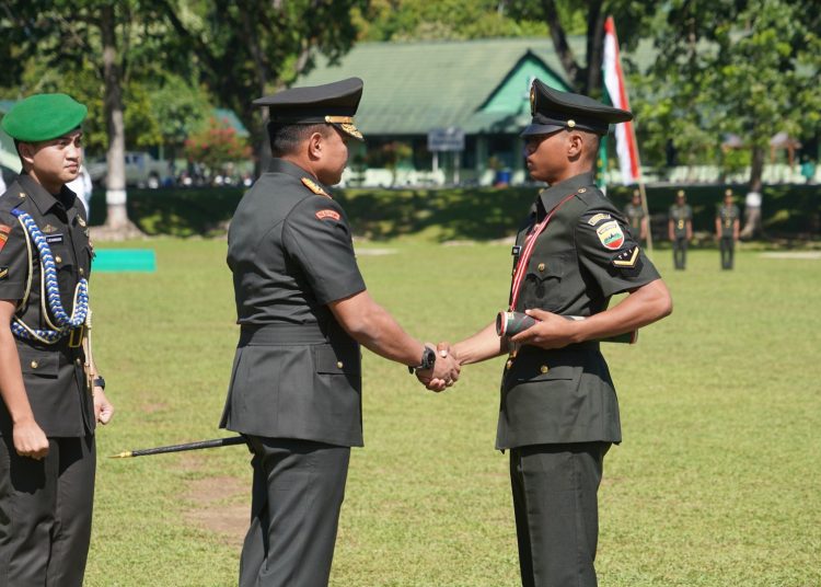 Pangdam I/BB Mayjen TNI Rio Firdianto (kiri) menyalami siswa berprestasi pada upacara penutupan Dikmaba Infanteri TNI AD tahun anggaran 2025.(Satunusantara news/HO-Pendam I/BB).