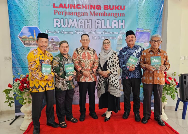 Penulis Dr Afifi Lubis,SH,MM (tiga kiri) didampingi isteri Hj Nelly Azawani Sinaga,SH,MKn, usai menyerahkan buku karyanya secara simbolis kepada mantan Sekprov Sumut H.Nurdin Lubis (kanan), mewakili Wali kota Sibolga, Ketua BKM Masjid Agung dan Sekretaris Kemenag Kota Sibolga.(Satunusantara news/HO-Istimewa).