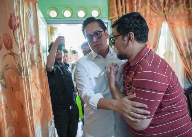 Wali Kota Medan Rico Tri Putra Bayu Waas (kiri) saat  menemui Khairul Arifin, pengemudi Ojol korban penganiayaan di rumahnya di Jalan Amaliun, Gang Bandung, Kecamatan Medan Area.(Satunusantara news/HO-Diskominfo Medan).