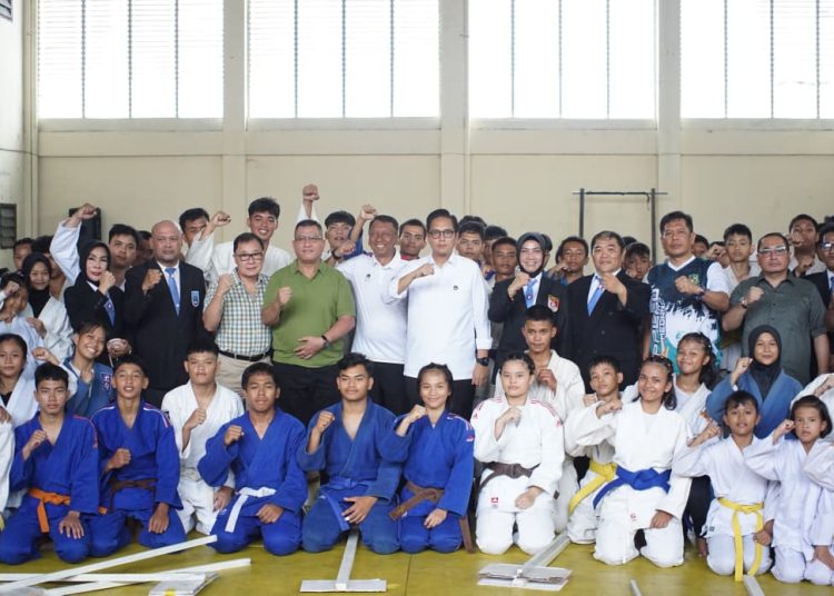 Wali kota Medan Rico Tri Putra Bayu Waas (tengah) foto bersama usai membuka  Kejuaraan Judo Terbuka tahun 2025 yang memperebutkan Piala Wali Kota Medan, di Padepokan Judo Sumut.(Satunusantara news/HO-Diskominfo Medan).