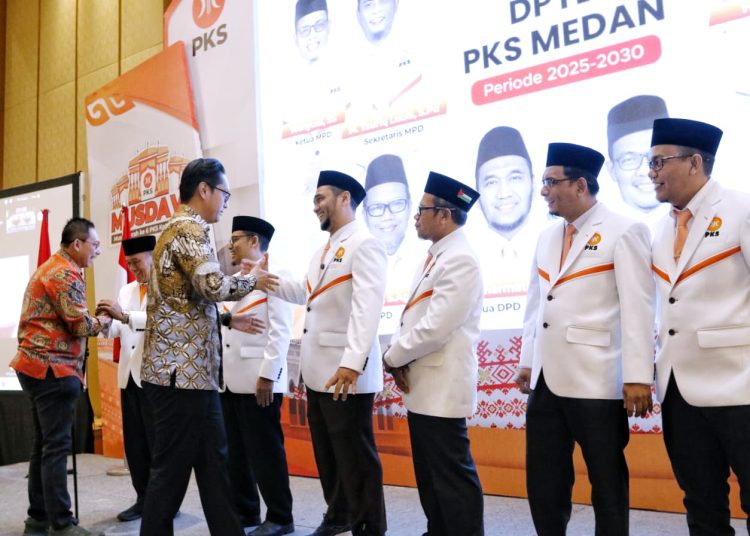 Wali Kota Medan Rico Tri Putra Bayu Waas (kiri) saat bersalaman dengan peserta Musda VI PKS Kota Medan 2025 di Hotel Aryaduta.(Satunusantara news/HO-Diskominfo Medan).