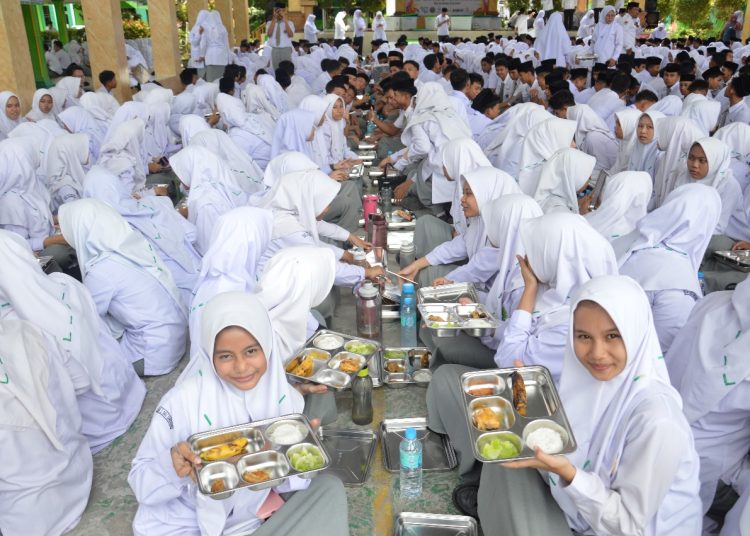 MAN)2 Deli Serdang menggelar Program MBG kepada siswa-siswi di sekolah.(Satunusantara news/HO-Humas Kanwil Kemenag Sumut).
