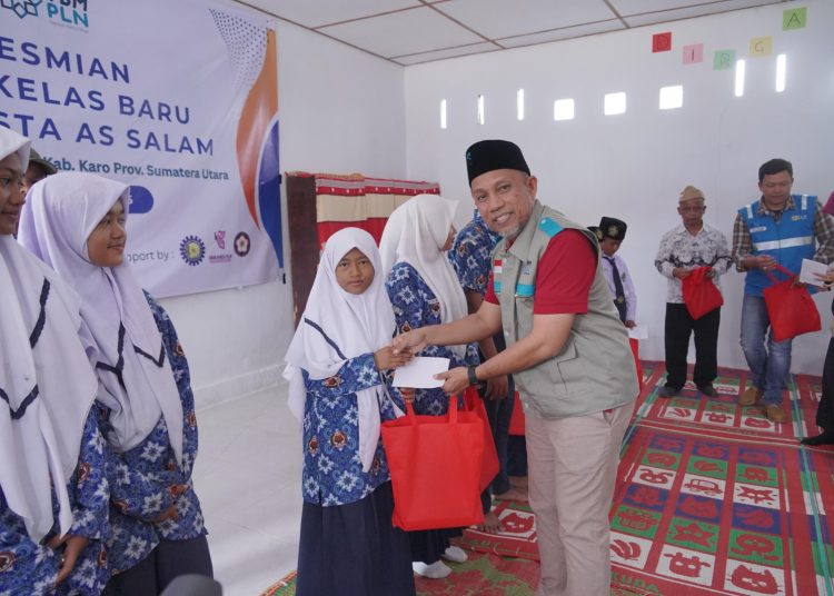 Ketua YBM PLN UID Sumut, juga Manajer Perencanaan UID Sumut, Efi Ziarman (kanan) saat menyerahkan bantuan kepada MTs Swasta As Salam, di Desa Lau Peranggunan, Kecamatan Lau Baleng, Kabupaten Karo.(Satunusantara news/HO-Humas PLN UID Sumut).