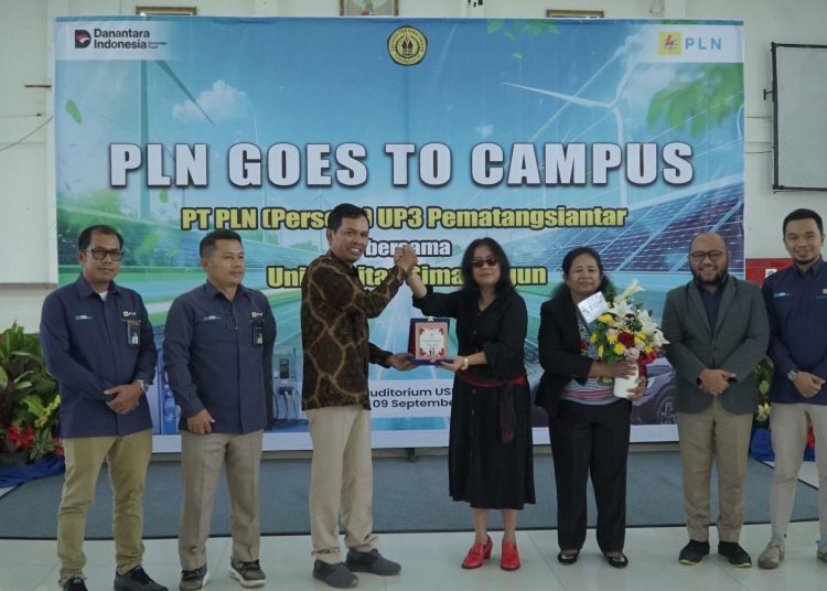 Manajer PLN UP3 Pematangsiantar, Ramses Manalu (kiri) saat menyerahkan cendramata kepada Rektor USI, Dr. Sarintan Efrantani Damanik, M.Si.(Satunusantara news/HO-Humas PLN UID Sumut).