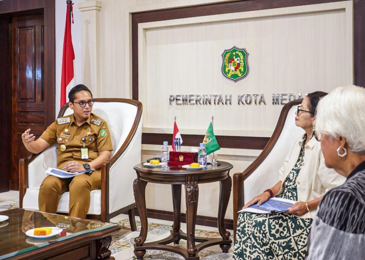 Wali Kota Medan Rico Tri Putra Bayu Waas (kiri) saat menerima  audiensi Deputy Secretary General CityNet, Region Network  Local Authority Dr Aisa Tobing  di Balai Kota Medan.(Satunusantara news/HO-Diskominfo Medan).