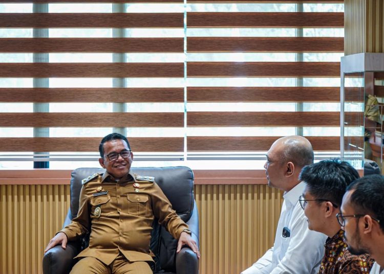 Wakil wali Kota Medan Zakiyuddin (tengah) saat menerima audiensi Panitia 48th ASMIU 2025 di ruang kerjanya.(Satunusantara news/HO-Diskominfo Medan).