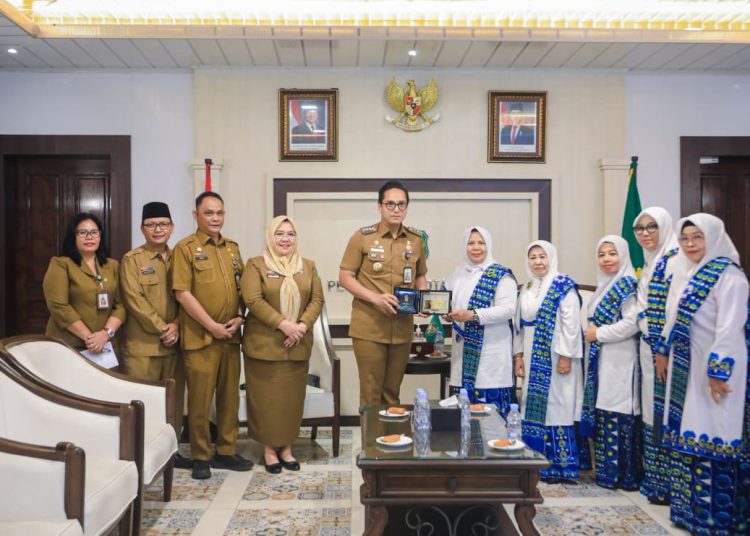 Wali Kota Medan Rico Tri Putra Bayu Waas (lima kiri) saat menyerahkan cendramata kepada   Ketua PD BKMT Kota Medan Nurasiah Harahap di Balai Kota.(Satunusantara news/HO-Diskominfo Medan).