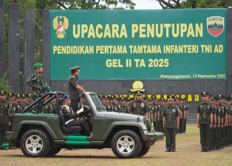 Pangdam I/BB Mayjen TNI Rio Firdianto, saat memeriksa barisan prajurit pada upacara penutupan Pendidikan Dikmata Gelombang II TA 2025 di Lapangan Jenderal Soedirman Rindam I/BB, Pematangsiantar.(Satunusantara news/HO-Pendam I/BB)