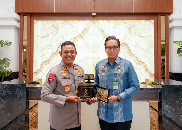 Wali kota Medan Rico Tri Putra Bayu Waas (kanan) saat menyerahkan cendramata kepada  Kapolda Sumut, Irjen Pol Whisnu Hermawan Februanto, di Mapolda Sumut.(Satunusantara news/HO-Diskominfo Medan)