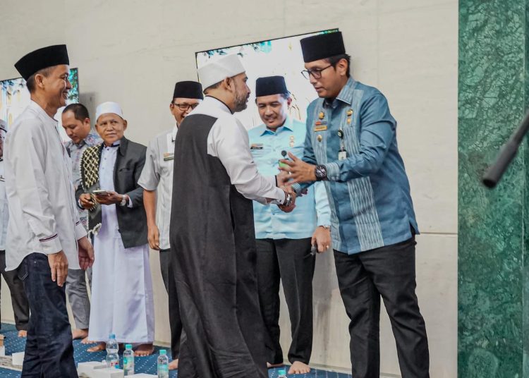 Wali Kota Medan Rico Tri Putra Bayu Waas (kanan) saat bersalaman dengan Habib Ahmad Al Habsyi.(Satunusantara news/HO-Diskominfo Medan).