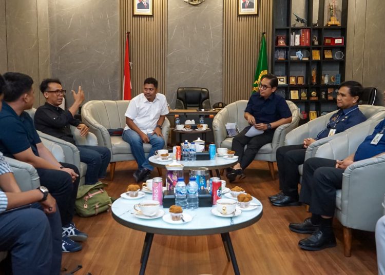 Wali kota Medan Rico Tri Putra Bayu Waas (tiga kanan) saat  menerima audiensi penguru FAJI Kota Medan di Rumah Dinas Wali Kota Medan.(Satunusantara news/HO-Diskominfo Medan).