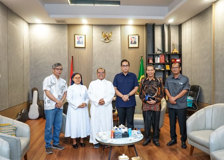 Wali kota Medan Rico Tri Putra Bayu Waas (tengah) saat  foto bersama dengan Panitia HUT Graha Maria Annai Velangkanni di Rumah Dinas Wali Kota Medan.(Satunusantara news/HO-Diskominfo Medan).