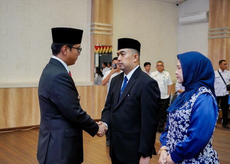 Wali Kota Medan Rico Tri Putra Bayu Waas (kiri) saat bersalaman dengan Erfin Fahrurrazi.(Satunusantara news/HO-Diskominfo Medan).