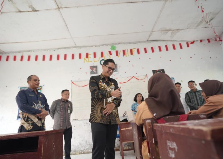 Wali Kota Medan Rico Tri Putra Bayu Waas (tengah) saat  
sosialisasi bahaya penyalahgunaan narkoba dan tes urine bagi siswa SMP Negeri 26 Medan.(Satunusantara news/HO-Diskominfo Medan).