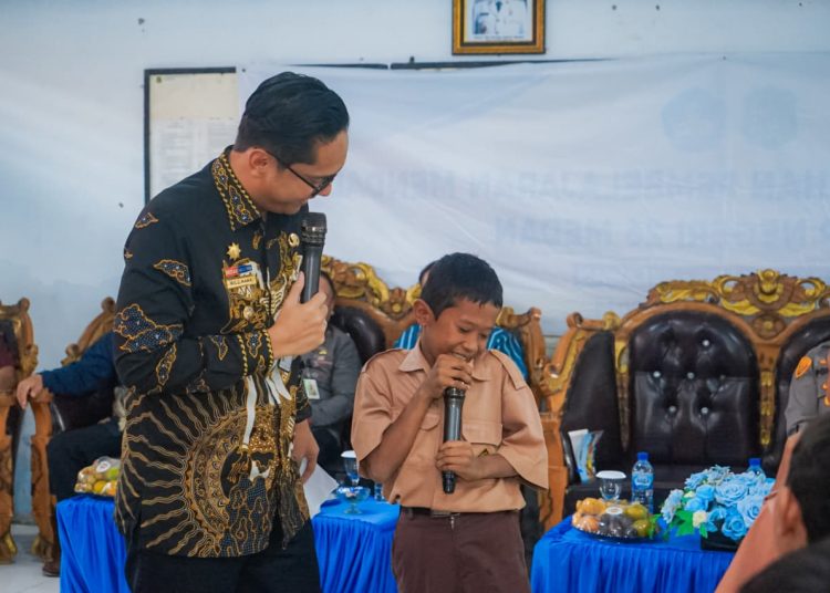 Wali Kota Medan Rico Tri Putra Bayu Waas, saat  sosialisasi bahaya penyalahgunaan narkoba dan tes urine di kalangan pelajar  di UPT SMP Negeri 26 Medan.(Satunusantara news/HO-Diskominfo Medan)