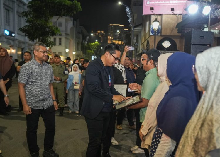 Wali Kota Medan Rico Tri Putra Bayu Waas, saat  menyerahkan sertifikat HKI kepada sejumlah pelaku ekonomi kreatif di Kota Medan, dalam acara Car Free Night (CFN) di Medan.(Satunusantara news/HO-Diskominfo Medan).