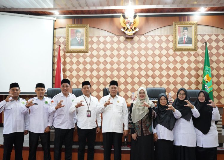 Kakanwil Kemenag Sumut H.Ahmad Qosbi, (tengah) foto bersama usaia acara Bedah Buku Bimbingan Konseling Madrasah yang diselenggarakan oleh MGBK Madrasah Provinsi Sumut.(Satunusantara news/HO-Kanwil Kemenag Sumut).
