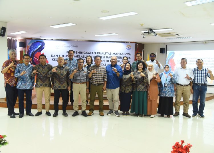 Rektor Unimed Prof. Dr. Ir. Baharuddin, ST., M.Pd (lima kiri) pada acara Kegiatan   Forum Group Disscussion dengan seluruh Dosen dan Guru besar di lingkungan Unimed.(Satunusantara news/HO-Humas Unimed)