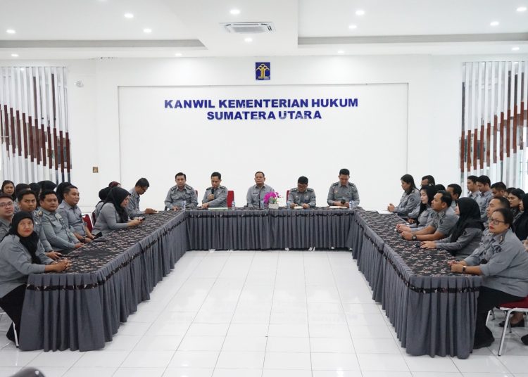 Kakanwil  Kementerian Hukum Sumut, Ignatius Silalahi (tengah)  saat kegiatan Sosialisasi Pelayanan Publik Tahun 2025 yang digelar di Ruang Soepomo Kanwil Kemenkum Sumut.(Satunusantara news/HOKanwil Kemenkum Sumut).