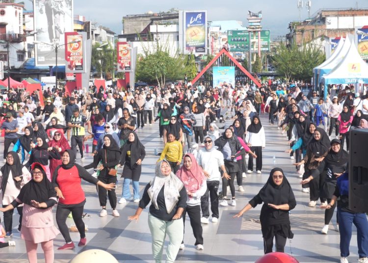 PLN UP3 Padangsidimpuan, saat  menggelar Fun Day Senam Ceria Bersama Pelanggan di kawasan Car Free Day Alaman Bolak Bolak, Padangsidimpuan.(Satunusantara news/HO-Humas PLN UI Sumut).