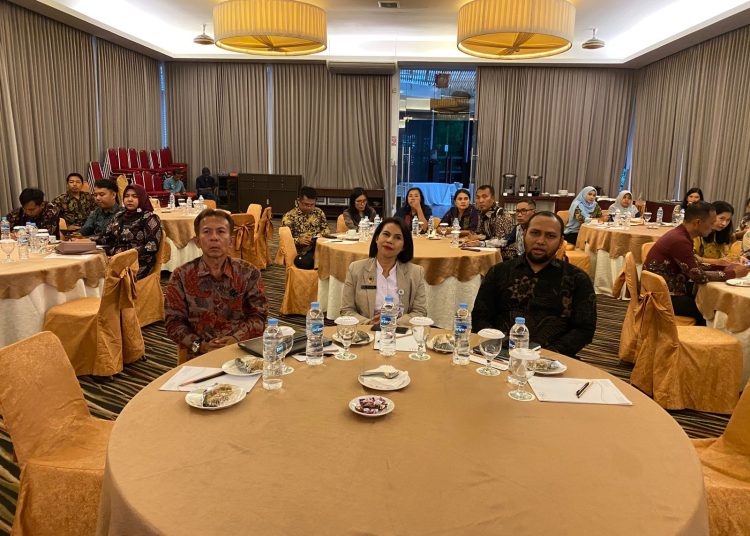 Kepala Kantor Wilayah KemenHAM Sumatera Utara, Dr. Flora Nainggolan (tengah) pada acara  kegiatan Analisis Produk Hukum Daerah dari Perspektif HAM.(satunusantara news/HO-Kanwill KemanehAM Sumut).