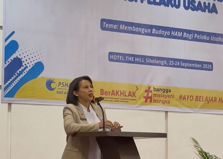 Kakanwil  KemenHAM Sumut, Dr. Flora Nainggolan,  saat menyampaikan sambutan pada program penguatan kapasitas HAM bagi pelaku usaha dilaksanakan di The Hill Hotel & Resort Sibolangit.(Satunusantara news/HO-Kanwil KemenHAM Sumut).