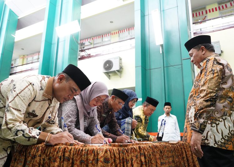 Kakanwil Kemenag Provinsi Sumut H. Ahmad Qosbi (kanana) saat melatik   lima  Kepala Madrasah Aliyah Negeri,  di Lapangan Tengah Kanwil Kemenag Sumut.(Satunusantara news/HO-Kanwil Kemenag Sumut).