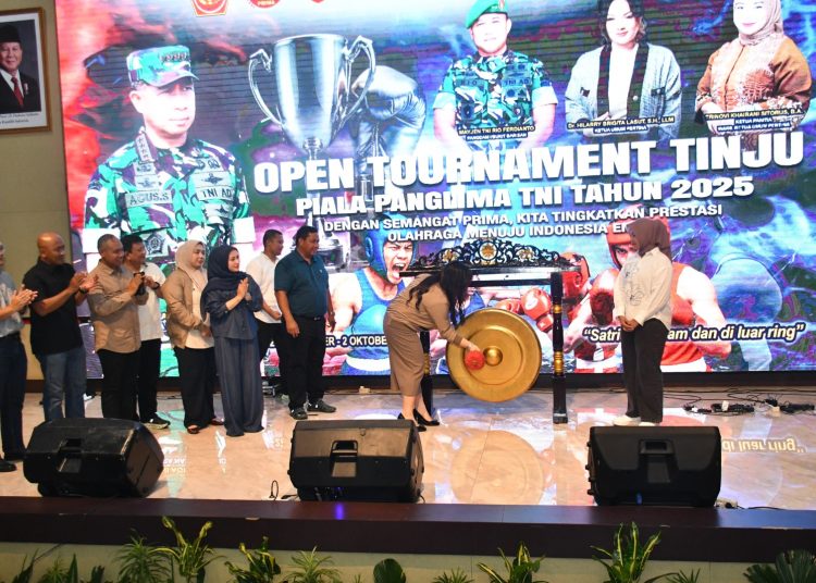Kasdam I/BB Brigjen TNI Deki Santoso Pattinaya (tiga kanan)  pada acara  pembukaan  Open Tournament Tinju Piala Panglima TNI di Balai Prajurit Makodam I/BB.(Satunusantara news/HO-Pendam I/BB)