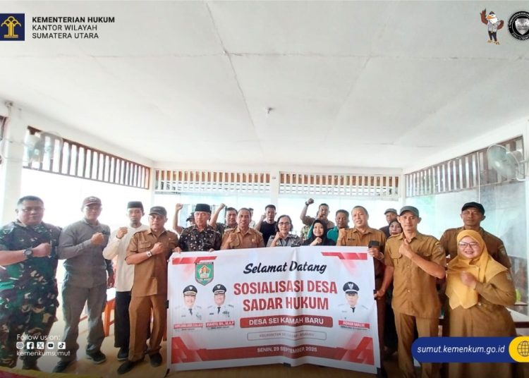 Penyuluh Hukum Kanwil Kemenkum Sumut, Lamria Fitriani Manalu (lima kanan) saat foto bersama dengan  peserta Sosialisasi Pos Bantuan Hukum di Desa Sei Kamah Baru dan Sei Alim Hasak, Kecamatan Sei Dadap, Kabupaten Asahan.(Satunusantara news/HO-Kanwil Kemenkum Sumut)