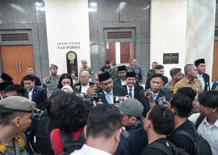 Gubernur Sumut  Bobby Nasution (tengah) usai Rapat Paripurna Persetujuan P-APBD 2025 di DPRD Sumut.(Satunusantara news/HO-Diskominfo Sumut).