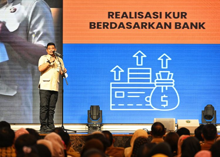 Gubernur Sumut  Muhammad Bobby Afif Nasution, pada  acara Akad Massal 800.000 KUR dan KPP  di Aula Raja Inal Siregar, Kantor Gubernur Sumut.(Satunusantara news/HO-Diskominfo Sumut)