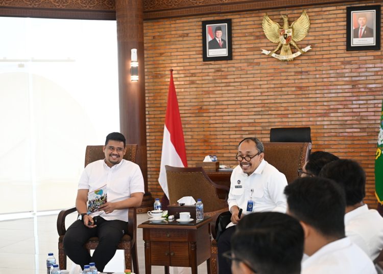 Gubernur Sumut Utara Muhammad Bobby Afif Nasution (kiri) saat menerima audensi Kepala Kantor Pelayanan Pemenuhan Gizi (KPPG) Medan Donal Simanjuntak, di Anjungan Lantai 9, Kantor Gubernur.(Satunusantara news/HO-Diskominfo Sumut).