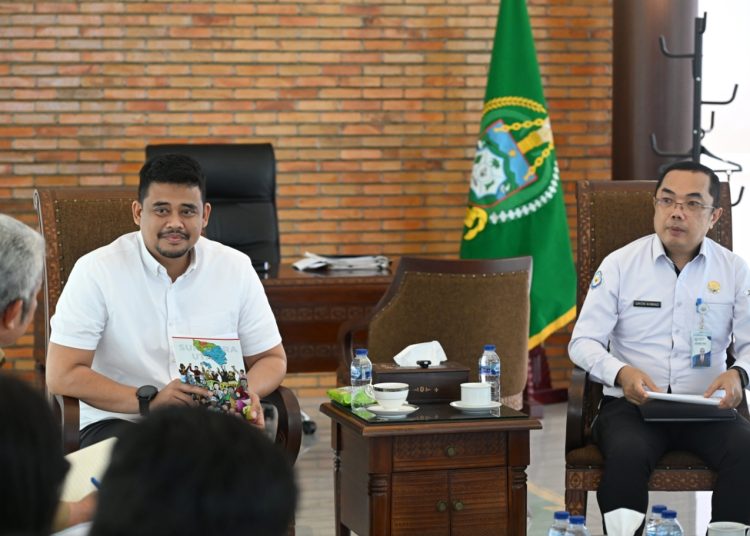 Gubernur Sumut   Muhammad Bobby Afif Nasution (kiri) saat menerima  Direktur Usaha Penangkapan Ikan KKP Ukon Ahmad Furqon (kanan) di  di Anjungan Lantai 9 Kantor Gubernur Sumut.(Satunusantara news/HO-Diskominfo Sumut).