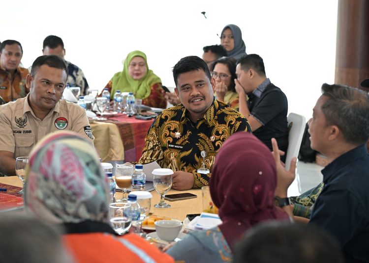 Gubernur Sumut Bobby Nasution, saat menerima aspirasi yang disampaikan GODAMS bersama Aliansi SDM di Anjungan Lantai 9 Kantor Gubernur Sumut.(Satunusantara news/HO-Diskominfo Sumut).