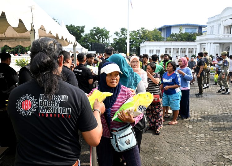 Barisan Bobby Nasution menyalurkkan beras murah kepada masyarakat d Kantor Gubernur Sumut.(Satunusantara news/HO-Diskominfo Sumut).