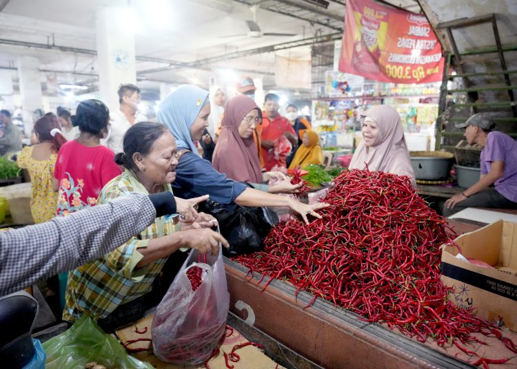Satgas Penanganan Inflasi bentukan Gubernur Sumut kembali melakukan intervensi harga di sejumlah pasar dengan mendistribusikan cabai merah yang didatangkan dari Pulau Jawa.(Satunusantara news/HO-Diskominfo Sumut).