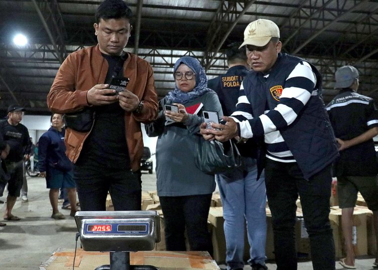 Kepala Biro Perekonomian Setdaprov Sumut, Poppy Marulita Hutagalung (tengah) , saat menerima kedatangan tahap pertama cabai merah dari Jawa, di Pasar Lau Cih, Medan.(Satunusantara news/HO-Diskominfo Sumut).