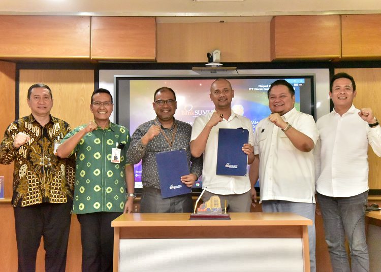 Direktur Bisnis dan Syariah PT Bank Sumut, Syafrizalsyah dalam Penandatanganan Perjanjian Kerja Sama antara PT Bank Sumut dengan DPD REI Sumut.(Satunusantara news/HO-Diskominfo Sumut).