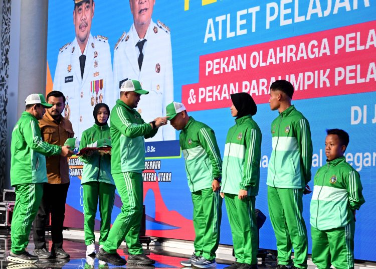 Gubernur Sumut  Muhammad Bobby Afif Nasution (tengah)  saat melepas Kontingen Popnas XVII dan Peparpenas) XI di Aula Raja Inal Siregar, Kantor Gubernur Sumut.(Satunusantara news/HO-Diskominfo Sumut)