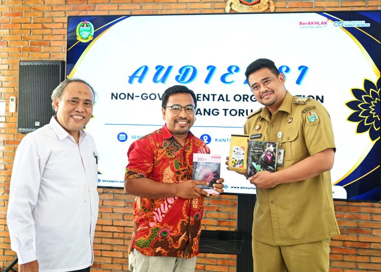 Gubernur Sumut Muhammad Bobby Afif Nasution (kanan) saat menerima NGO di bidang lingkungan  di Kantor Gubernur Sumut.(Satunusantara news/HO-Diskominfo Sumut)