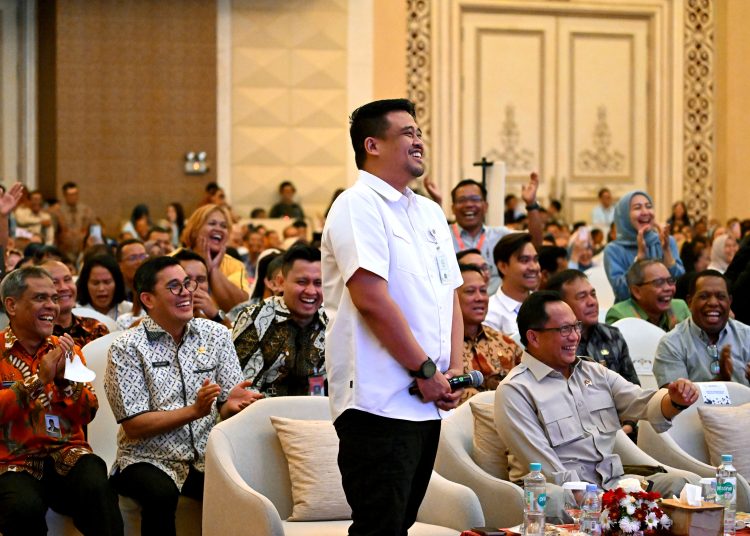 Gubernur Sumut Muhammad Bobby Afif Nasution di hadapan Menteri PKP Maruarar Sirait dan Mendagri Tito Karnavian, pada kegiatan Sosialisasi Kredit Program Perumahan di Aula Raja Inal Siregar, Kantor Gubernut Sumut.(Satunusantara. news/HO-Diskominfo Sumut).