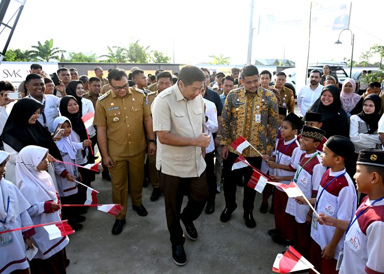 Gubernur Sumut Muhammad Bobby Afif Nasution (kanan)  saat mendampingi Menteri Perumahan dan Kawasan Permukiman (PKP) Maruarar Sirait (tengah) meninjau SMK Residence 2 Lubukpakam, Kabupaten Deliserdang.(Satunusantara news/HO-Diskominfo Sumut).