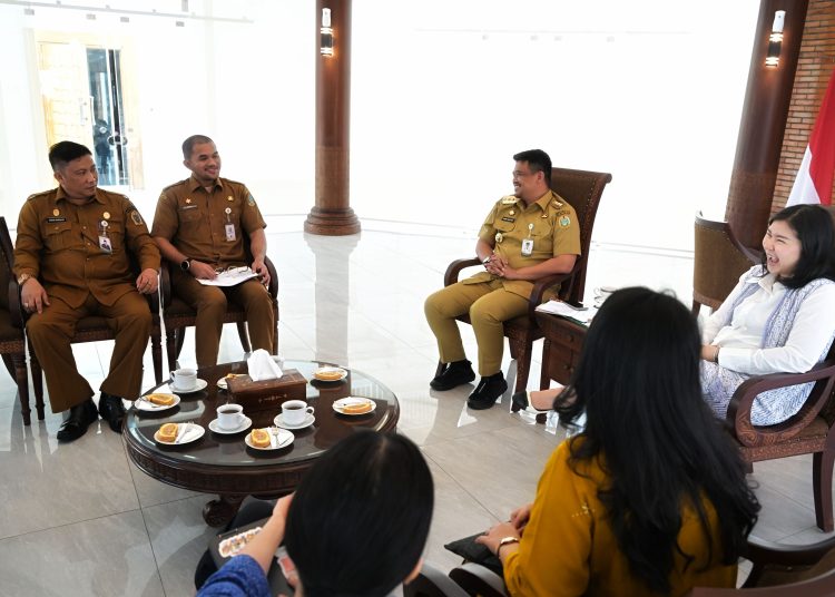 Gubernur Sumut Muhammad Bobby  Afif Nasution (tengah) saat menerima audiensi tim Google for Education di Anjungan lantai 9, Kantor Gubernur Sumut.(Satunusantara news/HO-Diskominfo Sumut).