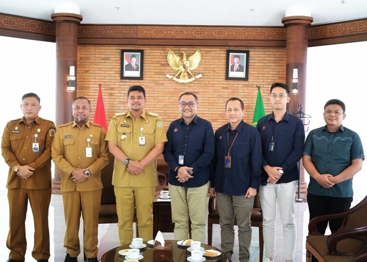 Gubernur Sumut Muhammad Bobby  Afif Nasution (tiga kiri) saat foto bersama dengan jajaran Direksi PT Telkom di Kantor Gubernur Sumut.(Satunusantara news/HO-Diskominfo Sumut).