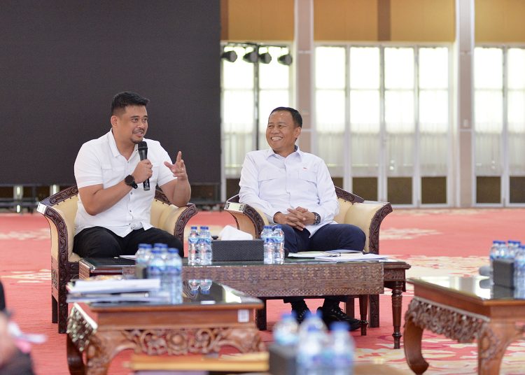 Gubernur Sumut  Muhammad Bobby Afif Nasution (kiri) saat menerima kunjungan Direktur Jenderal Hubungan Darat, Kementerian Perhubungan, Irjen Pol (Purn) Aan Suhanan di Aula Tengku Rizal Nurdin, Rumah Dinas Gubernur Sumut, di Medan.(Satu nusantara news/HO-Diskominfo Sumut)