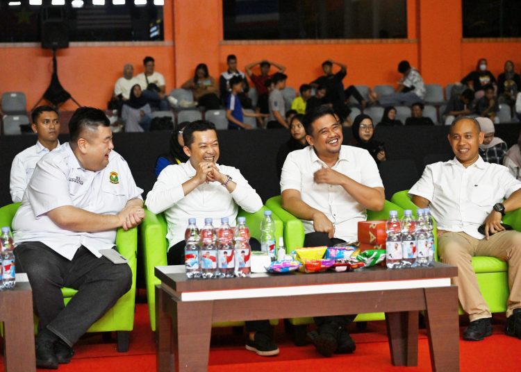 Gubernur Sumut Muhammad Bobby Afif Nasution (dua kanan) saat menyaksikan partai final turnamen Indonesia Masters Super 100 II Medan 2025, di GOR PBSI Sumut, di Kabupaten Deliserdang.(Sstunusantara news/HO-Diskominfo Sumut).