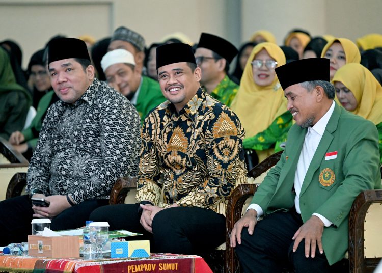 Gubernur Sumut Bobby Nasution (tengah) saat menghadiri acara Milad ke-120 Syarikat Islam  di Aula Raja Inal Siregar, Kantor Gubernur Sumut.(Satunusantara news/HO-Diskominfo Sumut)