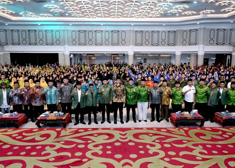 Gubernur Sumut Muhammad Bobby Afif Nasution (tengah) saat foto bersama pada perayaan Milad ke-120 Syarikat Islam, di Aula Raja Inal Siregar, Kantor Gubernur Sumut.(Satunusantara news/HO-Diskominfo Sumut).