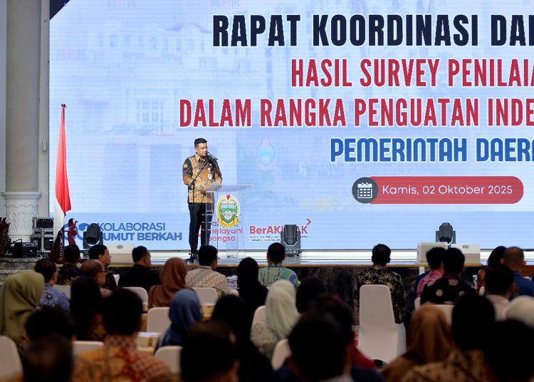 Gubernur Sumut Bobby Nasution, saat Rapat Koordinasi dan Evaluasi Tindak Lanjut Capaian Indeks Survei Penilaian Integritas (SPI) Tahun 2024 Dalam Rangka Penguatan SPI Tahun 2025 Pemerintah Daerah se-Sumatera Utara, di Aula Raja Inal Siregar, Kantor Gubernur Sumut.(Satunusantara news/Diskominfo Sumut).